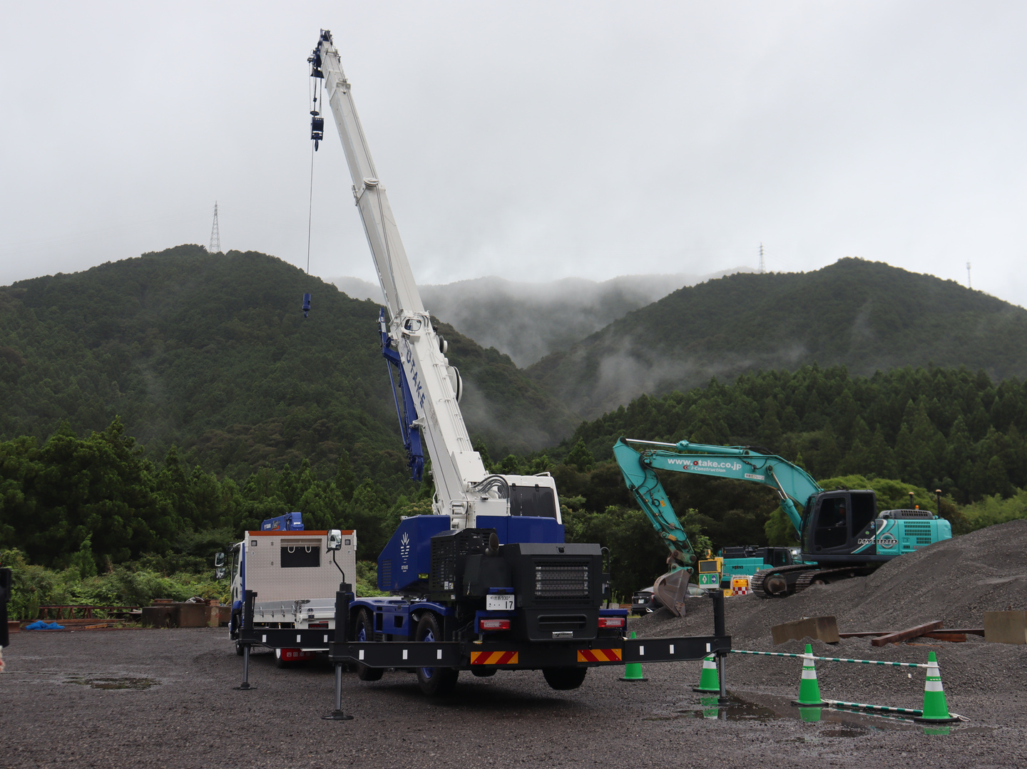 空を飛ぶドローン