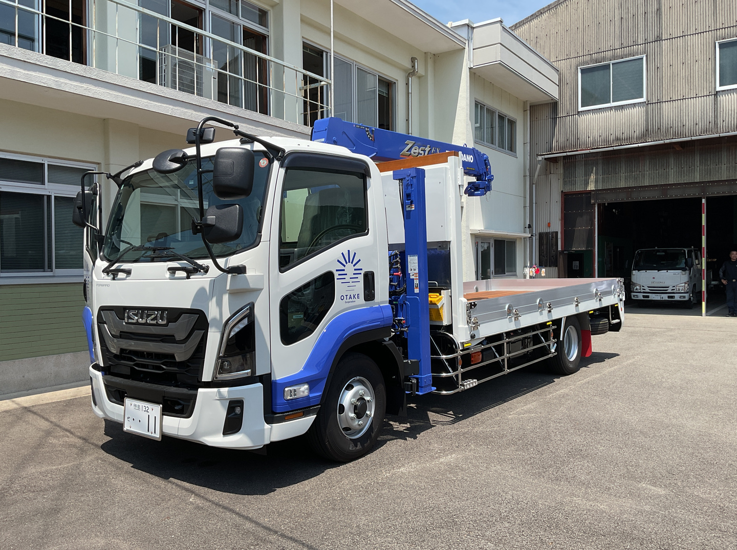 ISUZU GIGAMAX CARGO CRANE
